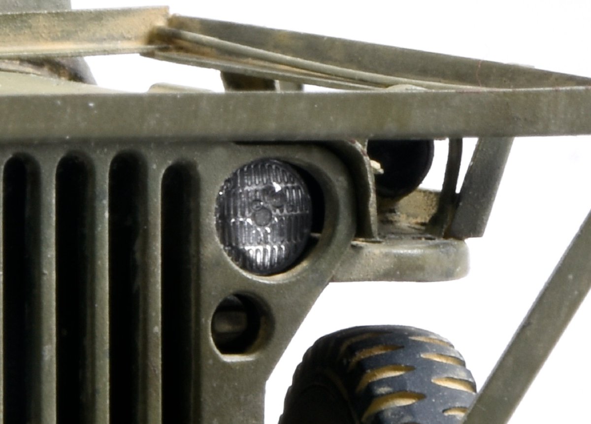 1/35スケールのライト表現。
最近気に入っているのが「Three Sheeps Design」のエッチング製ヘッドライトパーツ。

エッチングの表面にメッキ調のマーカーを塗ってからUVレジンをポコっと垂らすだけ。

写真はT64とジープのヘッドライトパーツ。　いい感じやね！
atsd.jp/items/28247094