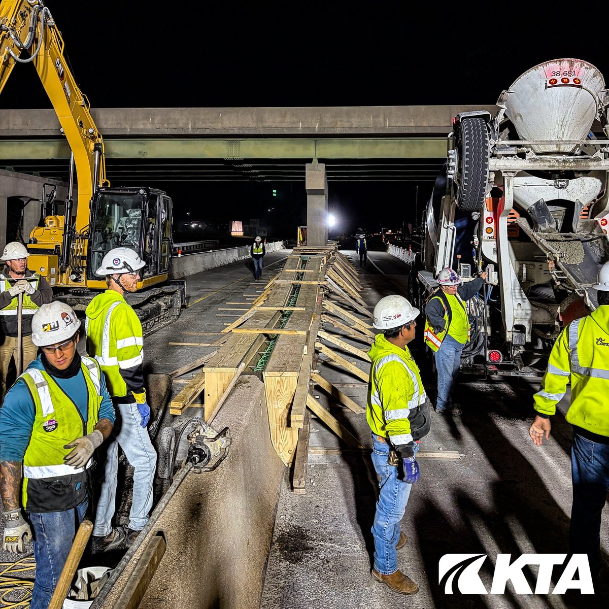 KansasTurnpike's tweet photo. 👷‍♂️ Crews are reinforcing bridge protections and guardrails between Wichita and El Dorado as part of ongoing, proactive roadway improvements to support your drive! Thanks for slowing down through work zones. 🚧
#KTAconstruction  #WZA https://t.co/gJ6OCn7s4X