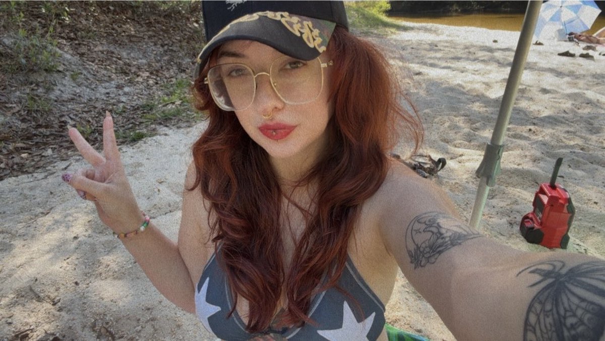 sombreceleste's tweet photo. Who wants to buy nudes today? I also do feet, GFE, and customs. Photos start at 5 dollars. Only fans is half off for new subs! #onlyfans #nsfw #sellingcontent #altonlyfans #adorablenudes #egirl https://t.co/pVsbBK8Ut6