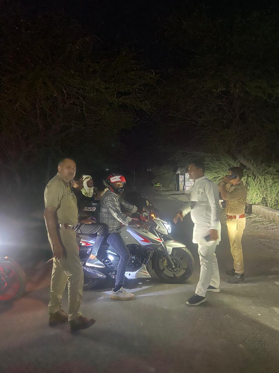 dhruvujala's tweet photo. मैनपुरी जनपद में कुर्रा थाना के थानाध्यक्ष शुक्रवार को ग्राम प्रधान ररुआ शैलेन्द्र सिंह यादव के निर्देशन में चैकिंग करते हुए। जानकारी के बाद भी प्रशासन मौन आखिर जिम्मेदार कौन??
@mainpuri_sp 
@adgagra
@dgpup
@CMOfficeUP https://t.co/thJ7cQOtqC