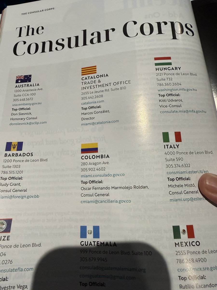 En obrir la pàgina de la revista de Miami que rep l’escola cada mes, els ulls m’han anat directament cap a una petita imatge entre el cos consular. Fa il·lusió trobar un bocí de país on menys t’ho esperes