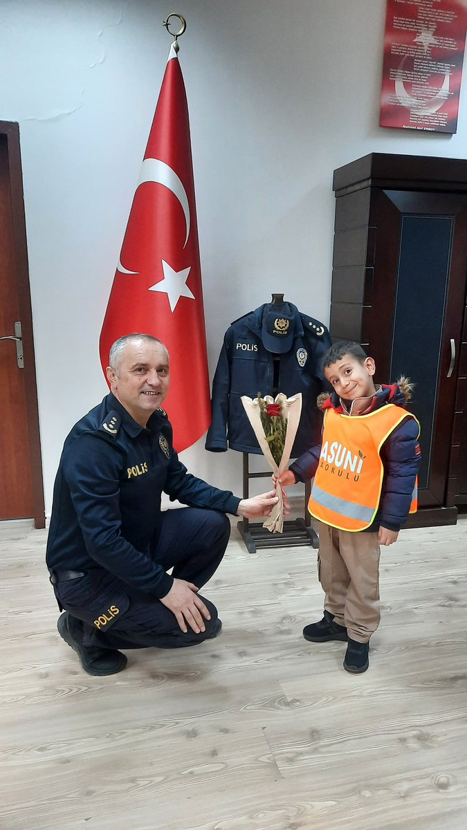 AnaokuluHasuni's tweet photo. Polis Haftası Kutlu Olsun! 
Polis Haftası etkinlikleri kapsamında, okulumuzu temsilen minik öğrencilerimizle birlikte İlçe Emniyet Müdürlüğü’nü ziyaret ettik.Nazik ev sahiplikleri ve misafirperverlikleri için İlçe Emniyet Müdürlüğü personeline teşekkür ederiz. @SilvanMEM https://t.co/9PWji45jdz
