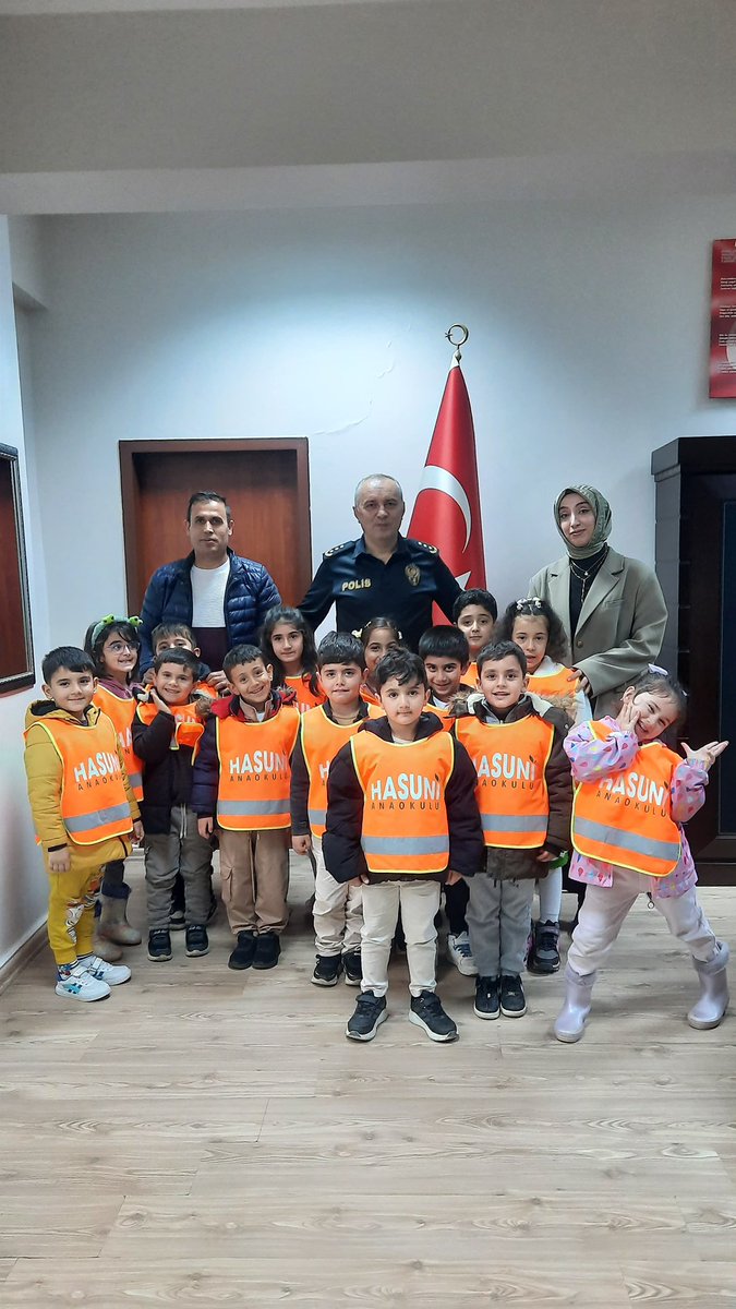 AnaokuluHasuni's tweet photo. Polis Haftası Kutlu Olsun! 
Polis Haftası etkinlikleri kapsamında, okulumuzu temsilen minik öğrencilerimizle birlikte İlçe Emniyet Müdürlüğü’nü ziyaret ettik.Nazik ev sahiplikleri ve misafirperverlikleri için İlçe Emniyet Müdürlüğü personeline teşekkür ederiz. @SilvanMEM https://t.co/9PWji45jdz