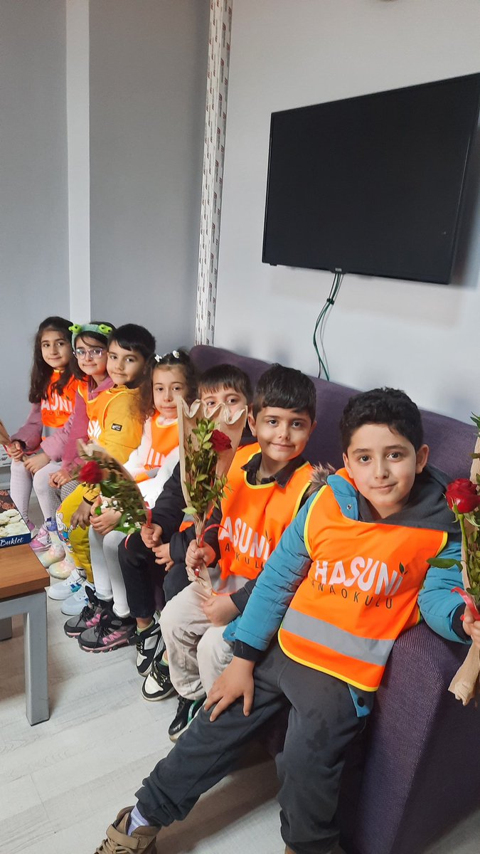 AnaokuluHasuni's tweet photo. Polis Haftası Kutlu Olsun! 
Polis Haftası etkinlikleri kapsamında, okulumuzu temsilen minik öğrencilerimizle birlikte İlçe Emniyet Müdürlüğü’nü ziyaret ettik.Nazik ev sahiplikleri ve misafirperverlikleri için İlçe Emniyet Müdürlüğü personeline teşekkür ederiz. @SilvanMEM https://t.co/9PWji45jdz
