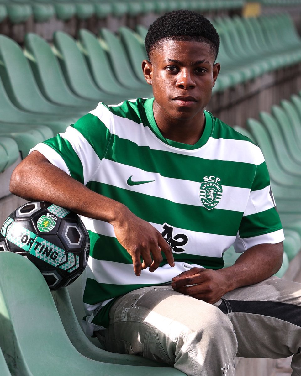 SportingCP's tweet photo. 🗣️ “Vou trabalhar com muito foco e muita humildade para alcançar grandes coisas dentro do nosso Sporting CP.”
Paulo Rodrigues assina contrato profissional ✍️ #ADNSporting
👉 https://t.co/LxHoIZiiAu https://t.co/EL7bgVdsJ0