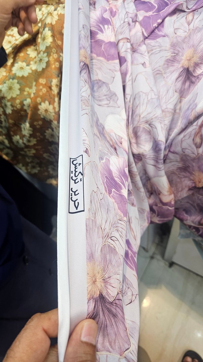 saud68087's tweet photo. الموضوع: نداء عاجل لضبط التجاوزات في سوق الأقمشة بولاية السيب
إلى المسؤولين الكرام في هيئة حماية المستهلك والجهات المختصة
نثمّن جهودكم المتواصلة في حماية حقوق المستهلك وتنظيم الأسواق، ونعوّل على دوركم في الحد من أي ممارسات تضر بالمواطن والمقيم.
وخلال زيارة  لسوق الأقمشة في ولاية السيب اليوم الجمعة (10 أبريل 2026)، تم رصد عدد من التجاوزات المقلقة التي تستدعي تدخلاً عاجلاً، أبرزها:
غياب شبه تام لعرض الأسعار: حيث أن أكثر من 80% من المحلات لا تضع تسعيرات واضحة، مما يفتح الباب للتفاوت غير المبرر واستغلال الزبائن.
ممارسات تضليل وغش تجاري: حيث يقوم بعض البائعين بالترويج للأقمشة على أنها “حرير إيطالي” أو “فرنسي”، في حين تشير البيانات الفعلية المكتوبة على المنتج (باللغة الإنجليزية) إلى أن بلد المنشأ مختلف، وقد تم التحقق من ذلك، مما يعد تضليلاً صريحًا يضر بثقة المستهلك وسمعة السوق.
وعليه، نقترح ما يلي بشكل عاجل:
إلزام جميع المحلات بوضع بطاقات سعر واضحة وثابتة لكل منتج.
إلزام البائعين ببيان نوع القماش وبلد المنشأ بشكل دقيق وموثق على كل قطعة.
تكثيف الحملات الرقابية وفرض غرامات صارمة على المخالفين لضمان الالتزام.
إن استمرار هذه الممارسات دون ضبط يضر بالمستهلك ويقوّض الثقة في السوق، ونأمل منكم اتخاذ الإجراءات اللازمة بشكل عاجل وحازم.
#الباحثين_عن_عمل 
#المسرحين_من_العمل