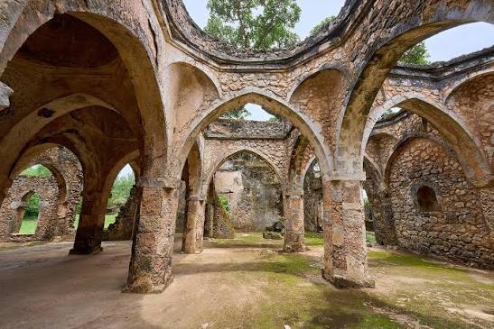 MusingsofAwe's tweet photo. Yes, Africa had cities &amp; distinct architectural styles before colonialism. This is self-evident if you look at the ruins of Axum, Kilwa, Benin, Swahili City States etc. And historical records. Some of these styles survive to this day. https://t.co/WzNWpmePxo