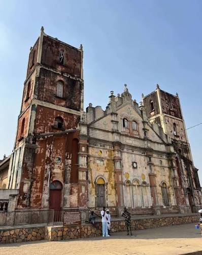 MusingsofAwe's tweet photo. Yes, Africa had cities &amp; distinct architectural styles before colonialism. This is self-evident if you look at the ruins of Axum, Kilwa, Benin, Swahili City States etc. And historical records. Some of these styles survive to this day. https://t.co/WzNWpmePxo