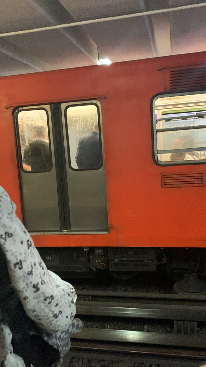 itzelsre's tweet photo. @mitziserr__ @MetroCDMX Todas las estaciones están igual. Guerrero anden a reventar. Casi 15 min y no pasa ningún tren dir universidad y el de dir indios verdes lleva un rato ya  haciendo base  🤡 https://t.co/D4M6UK4ayr