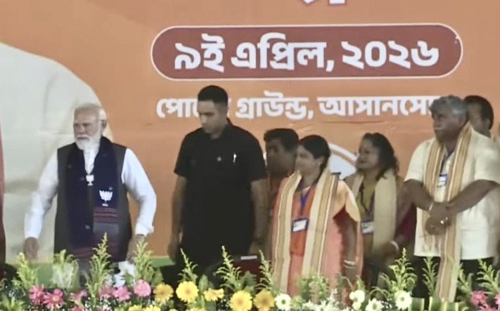 SuPriyoBabul's tweet photo. Great to see our Hon'ble PM campaigning in Asansol - brings back a lot of memories :)) "Mujhhe Parliament mein Babul Chahiye..!! Asansol is a place where every time I go - I get love & acknowledgement for whatever I have done/tried hard to do for the people there  - a 'prize' I didn't get from my 'then' Boss but get in abundance frm my now 'Boss' @MamataOfficial ! So happy I had the courage to be rebellious & didn't give the remote control of life in someone else's hand !! Anyways, coming back to Asansol - happy campaigning @BJP4India @BJP4Bengal - par kuchh hone waala nehi hai !! A 0/7 score will complete the full circle ⭕️ for me - 'Every action has an equal & opposite reaction' - mine was equal & absolutely 'opposite ⏭️' a reaction ! Asansol rejected BJP in 2024 'SIR' & in 2026, we will ensure BJP is eradicated frm there @abhishekaitc @derekobrienmp @AITCofficial