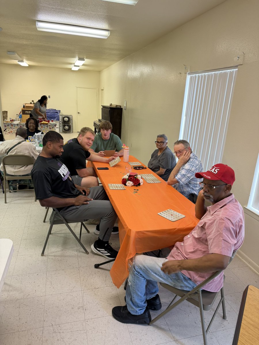 pvamufb_'s tweet image. Service in action 💯 Our boys partnered with Top Ladies of Distinction / Top Teens of America – Prairie View Chapter to give back and connect with our elders.

#FTF #DOG #PVAMUFOOTBALL