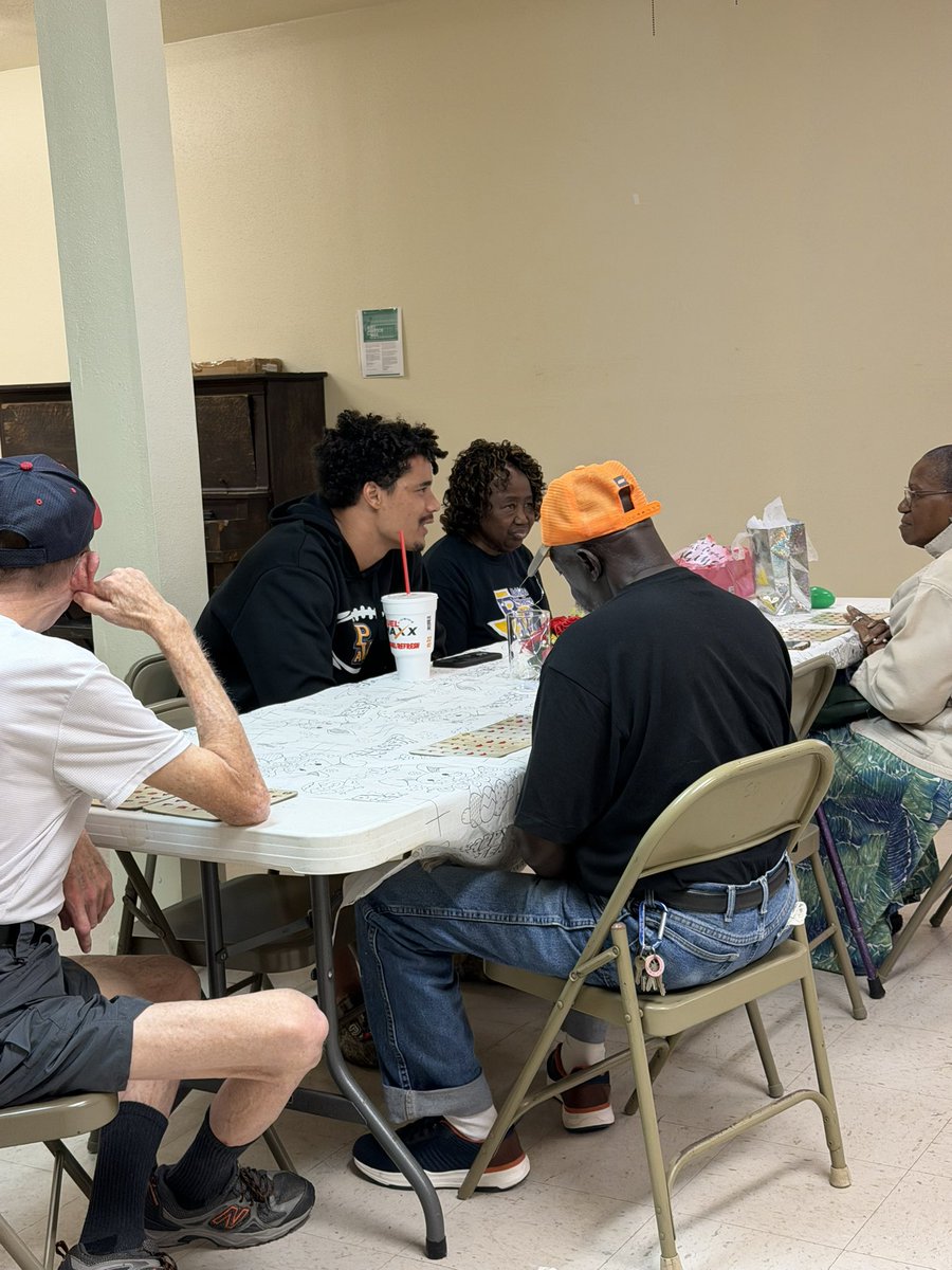 pvamufb_'s tweet image. Service in action 💯 Our boys partnered with Top Ladies of Distinction / Top Teens of America – Prairie View Chapter to give back and connect with our elders.

#FTF #DOG #PVAMUFOOTBALL