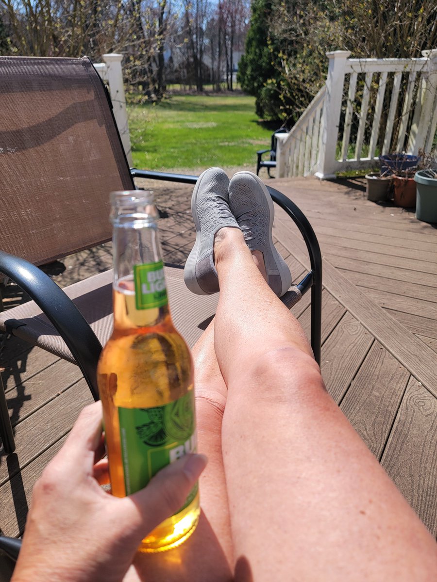 jen_deslauriers's tweet image. Too nice out to not take a beer break 🤣  cheers !! #friday #cheers  #newengland