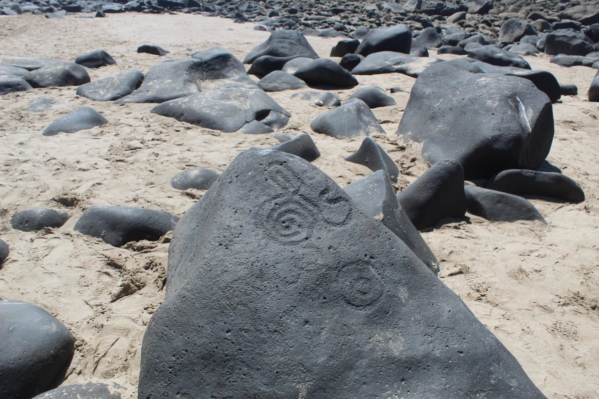 ¿Ya tienes planes para el fin de semana? Te sugerimos visitar Las Labradas para descubrir sus petrograbados 🔍

Este sitio alberga alrededor de 700 grabados rupestres que representan figuras humanas, animales y formas geométricas, como espirales y círculos concéntricos.