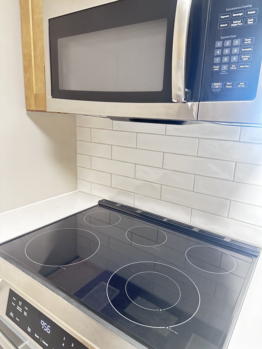 Love to cook? This updated stove is just perfect for you! Schedule a tour today to have a personal viewing of unit 1106- our newly renovated A1 one bedroom floorplan at 677 square feet of updated awesomeness!