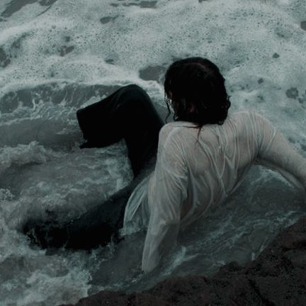 Ritroveremo l'urto delle onde,
che hanno vinto la nostra radice,
nell'azzurro che scioglie il silenzio
e libera il respiro segreto dell'alba carnale.

#UnPoeticoSentire
Aprile 

#BricioleDiPensieri