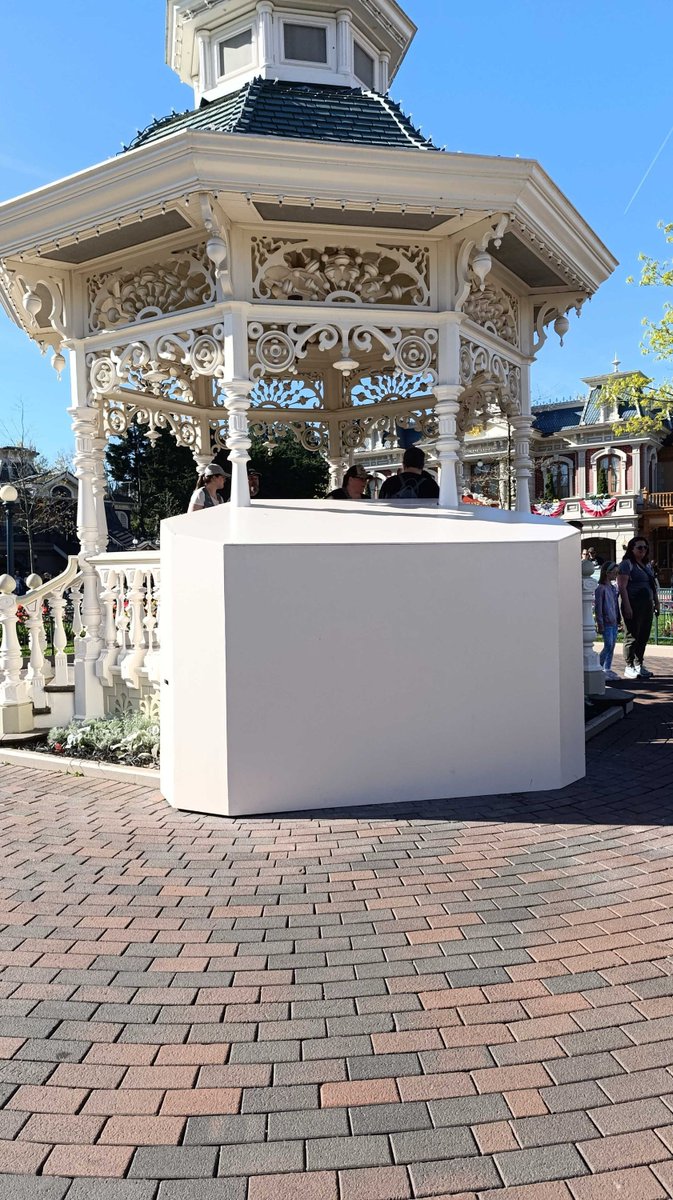 DisneyGazetteFr's tweet image. #DisneylandParis

L'un des escaliers du gazebo de Town Square est en cours de réhabilitation 👷‍♂️

#Disney