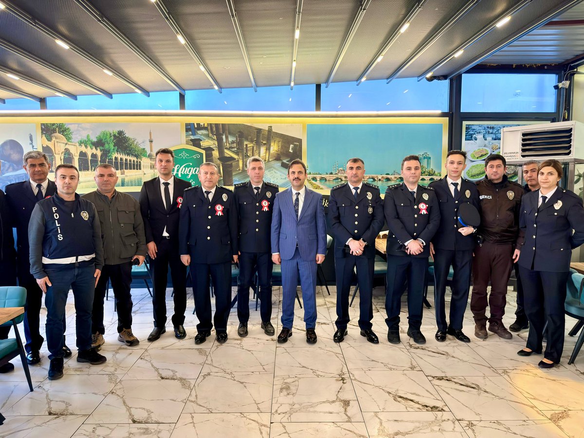 KocasinanKym's tweet photo. Kaymakamımız Sayın Erdoğan Turan ERMİŞ, Polis Haftası dolayısıyla Kocasinan İlçe Emniyet Müdürlüğü sorumluluk bölgesinde görev yapan emniyet amirleri ve personelimizle bir araya gelerek hatıra fotoğrafı çektirdi. https://t.co/I8da5pAVbg