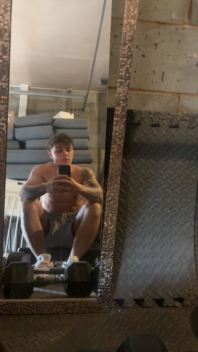 Jelouz3's tweet image. Who wants to see me nut 💦👑#men #uklads #fit