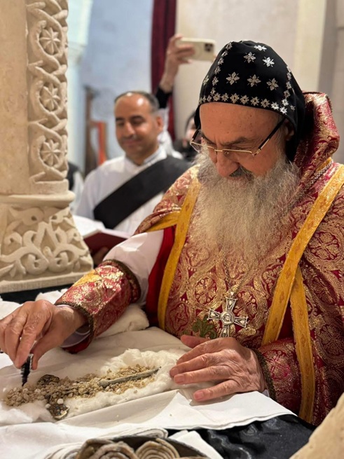 SyriacPress's tweet image. Images of today's Good Friday service at the Syriac Orthodox Mor Sharbil Church in Medyad, Tur Abdin.

Images: Monastery of Mor Hobil and Mor Abrohom
#midyat #turabdin #HolyWeek #GoodFriday #PassionWeek #Crucifixion #SyriacOrthodox