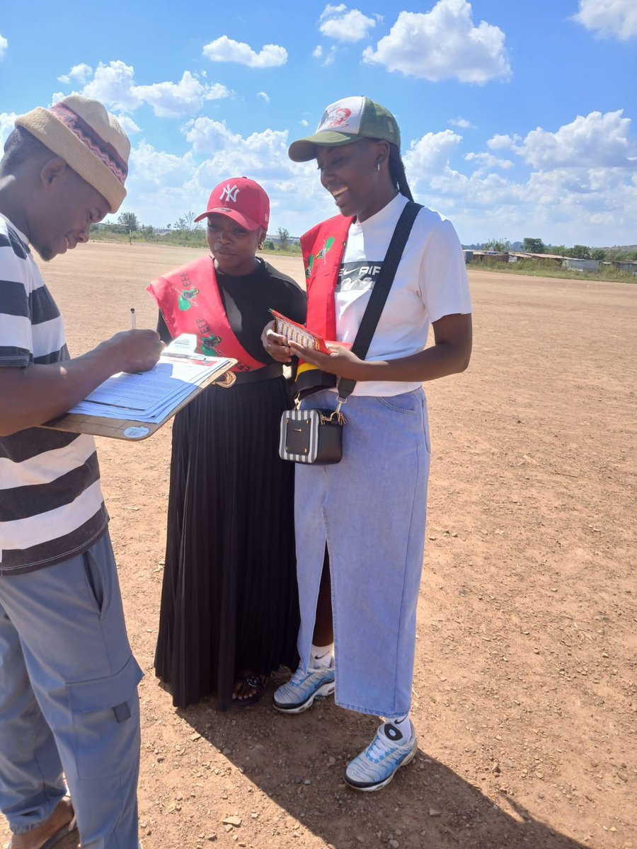 EFF_Emfuleni's tweet photo. 🚨In Pictures🚨

Today, fighters engaged in mass recruitment and voter registration.
Ward to ward.
School to school.
There is no no-go area.✊🏽❤️

Register to vote ➡️https://t.co/GWkQp3vO20
In the year of Victory or Death, we choose Victory.

#Emfuleni #RegisterToVoteEFF https://t.co/1tl8eGnebs
