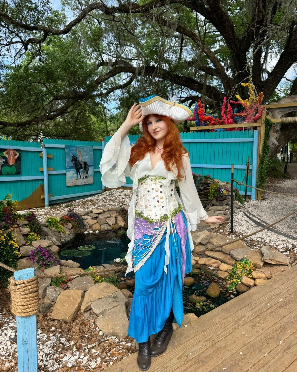 PiperParks_'s tweet photo. Show me your booty!! That’s what pirates say right?!🏴‍☠️ #pirate #cosplay https://t.co/jrcuVngZlc