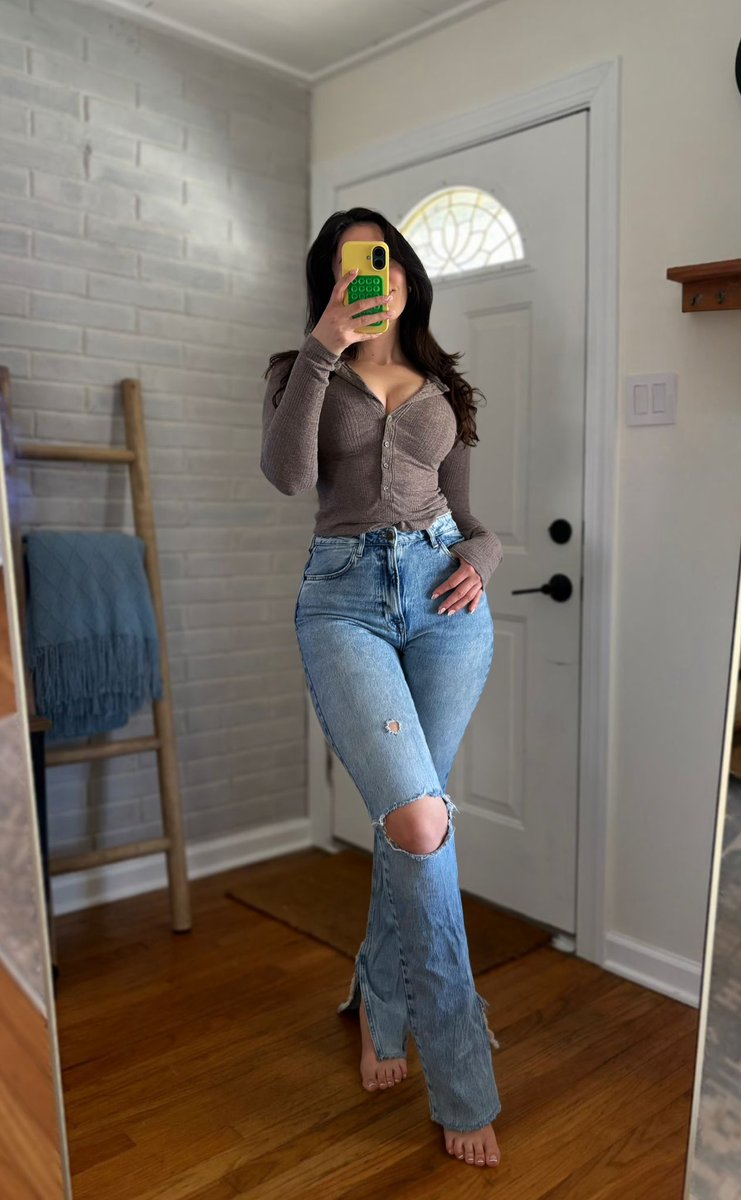 april 💛 tweet media