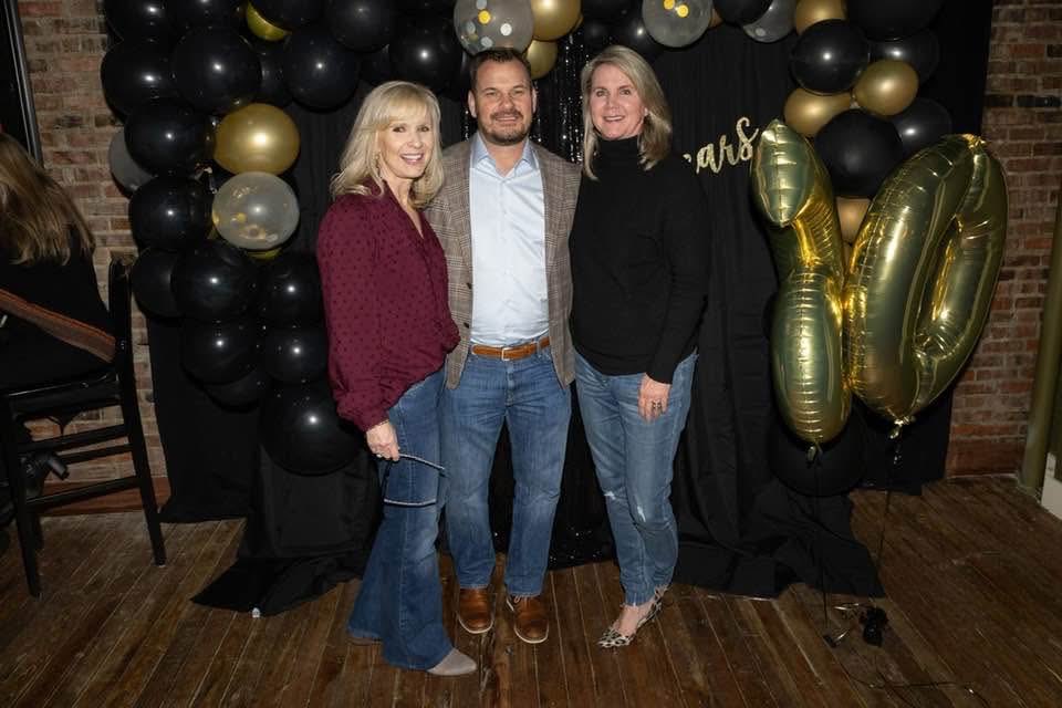 ClayVanMeterSF's tweet photo. Happy National Siblings Day!!! Don’t forget to call your siblings and tell them you love them! Family is important at the Clay Van Meter State Farm Insurance Agency. 
#ClayVanMeterStateFarmInsuranceAgency
#CVMSF
@CVMSTATEFARM
#NationalSiblingsDay https://t.co/JqUCApaLVk