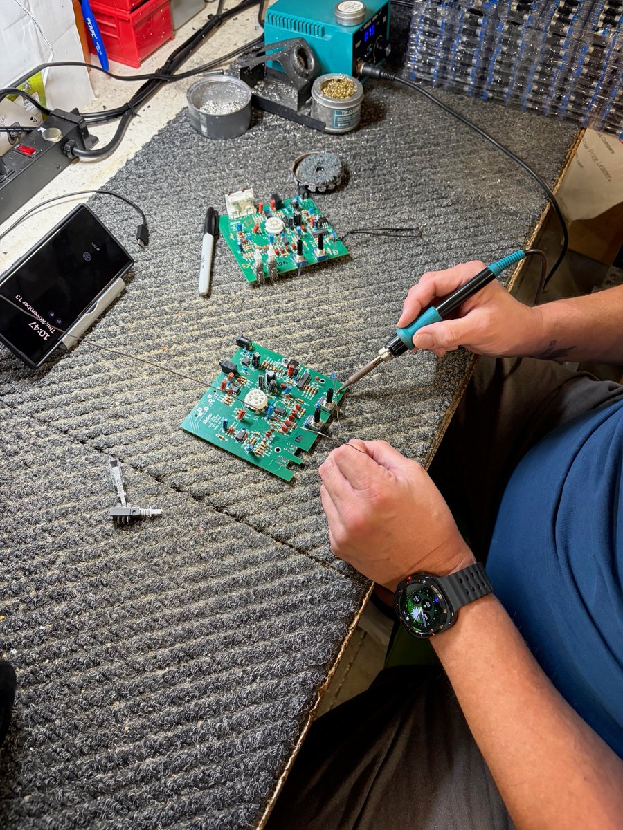 TurntableLab's tweet photo. a closer look at the #VP130ttl tube preamp being hand-built in Salt Lake City, UT. learn more:

⇢ https://t.co/VgcJkeb8xI

#ttlhifi #phonopreamp #tubeamp #tubepreamp #phonostage #headphoneamp #hifi #audiophile #bellariaudio #bellarivp130 #rollsaudio https://t.co/IrJE68783q