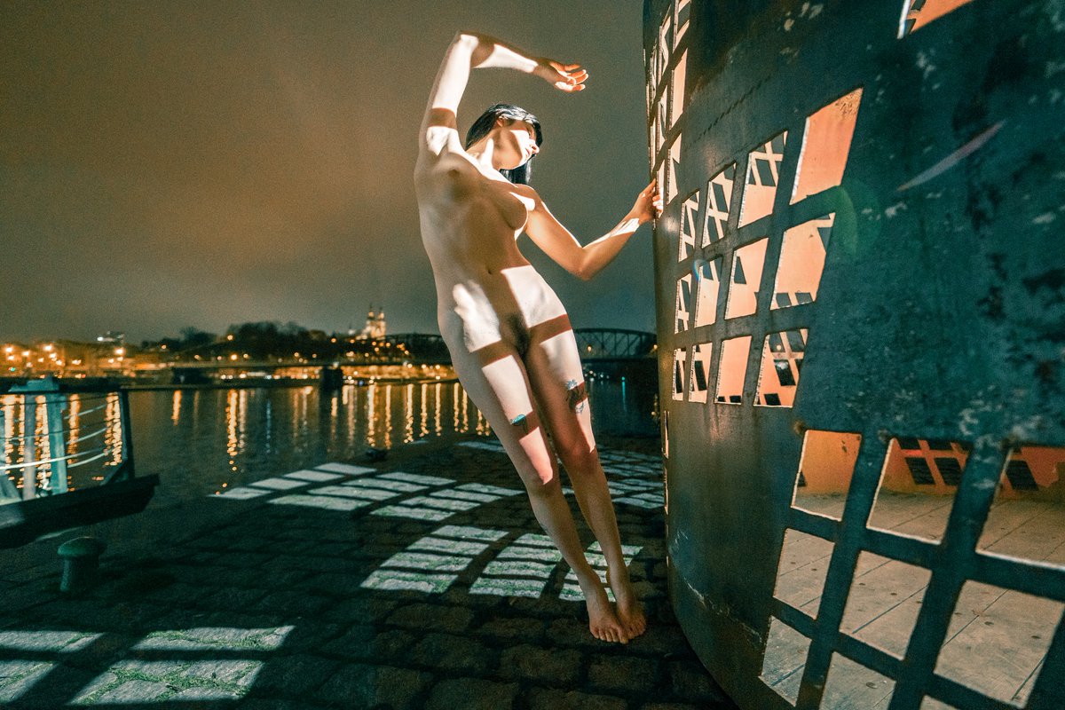 Archnude1's tweet photo. Glimpses of liberty.  VictoriaM https://t.co/0InhOXZyE0