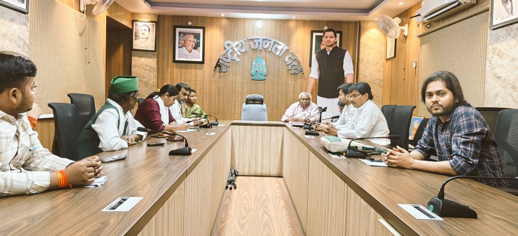 brajhas's tweet photo. आज प्रदेश कार्यालय में आगामी 14 अप्रैल को होने वाली बाबा साहेब की जयंती समारोह की तैयारियों को लेकर आयोजित अहम बैठक में शामिल होने का अवसर मिला। इस दौरान जयंती को भव्य और ऐतिहासिक बनाने के लिए कई महत्वपूर्ण बिंदुओं पर विस्तार से चर्चा हुई।
💐💐🙏🙏❤️ https://t.co/8ByA47qay3