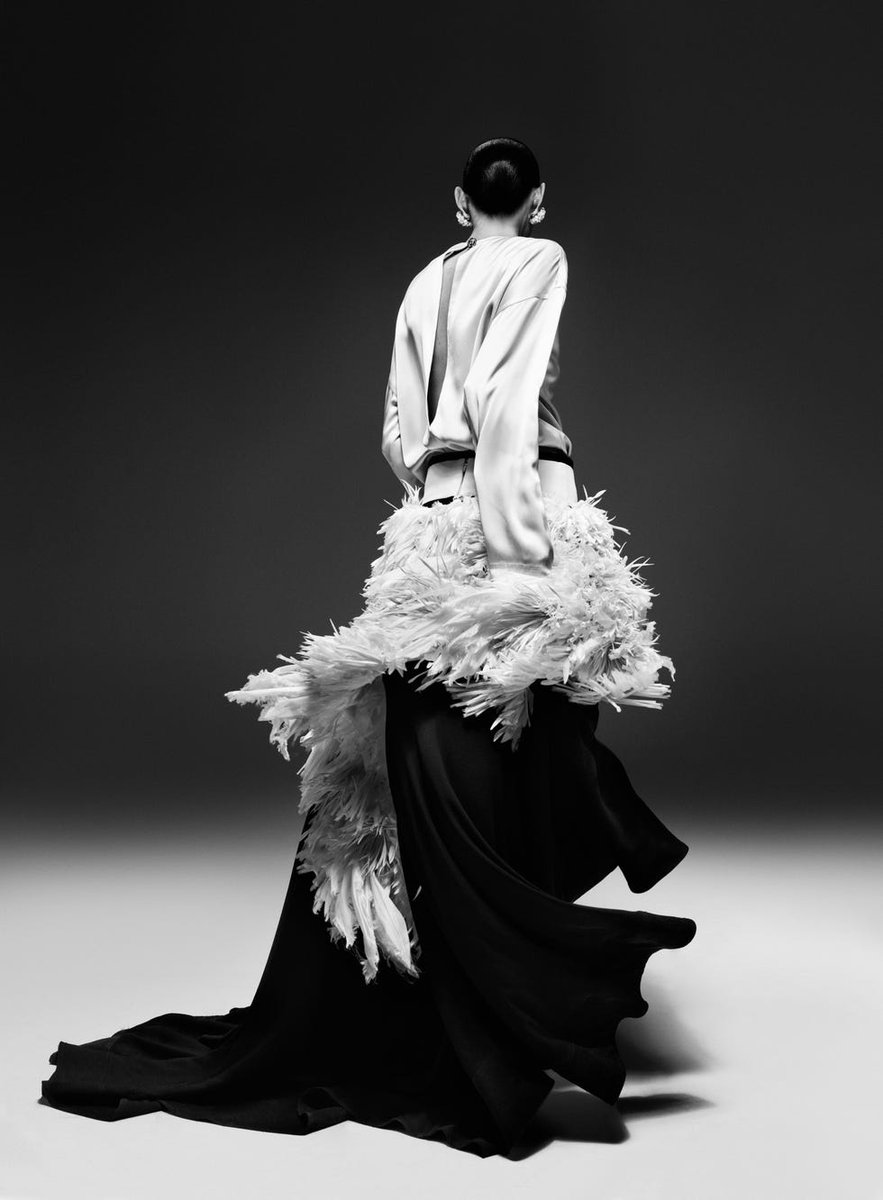 jeanmicheldames's tweet photo. Binx Walton for Elle Magazine.
Shot by Willy Vanderperre

Cover in Saint Laurent. Spread in CHANEL by Matthieu Blazy and Bottega Veneta by Louise Trotter. Fashion continues being fun and whimsical. https://t.co/r0MUqnWbrP