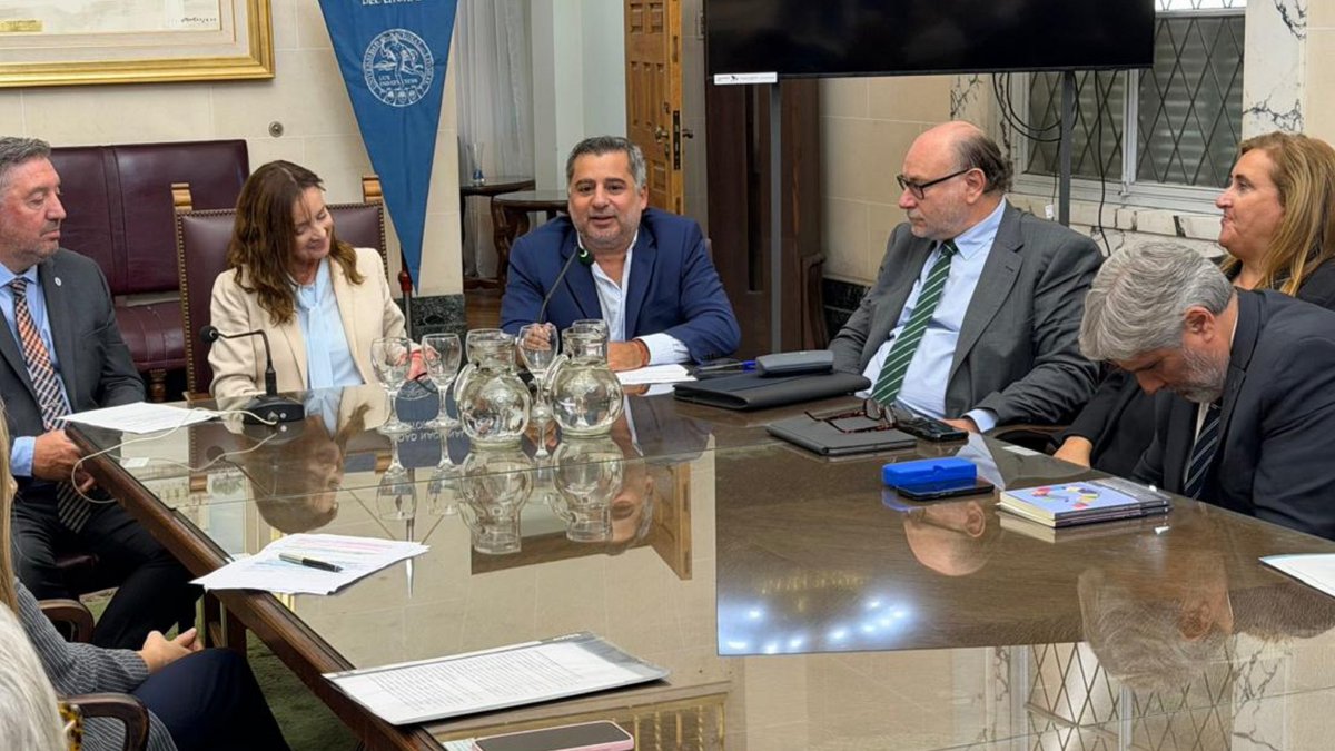 DiegoMolea's tweet photo. Participé en la Universidad Nacional del Litoral de un encuentro en el marco de la discusión de los proyectos destinados a reformar el mecanismo de selección de magistrados. Compartí el debate con los consejeros de la Magistratura por el ámbito académico, Guillermo Tamarit y Hugo Galderisi, la también consejera y presidenta de la comisión de Selección, María Fernanda Vázquez, y el expresidente del cuerpo Miguel Piedecasas, acompañados por la decana de la Facultad de Derecho de esa casa de estudios, Claudia Levin, entre otros académicos y docentes.
El encuentro forma parte de una serie de reuniones que estamos realizando, con el mismo objetivo, en las distintas facultades de Derecho de nuestras Universidades Públicas. En este escenario, valoramos el aporte realizado por el proyecto de la Corte Suprema de Justicia que hemos tenido la oportunidad de comentar entre los académicos y que resulta un insumo necesario para profundizar y encontrar elementos en común para optimizar los procesos de selección.
Llevar esta discusión a las Universidades, desde mi rol de consejero electo y de la experiencia de haber presidido el Cuerpo, representa el espíritu del rol que ejercemos, pero también la convicción de que la participación de los expertos en esta discusión redundará en un beneficio para el resultado final del proyecto. Elementos como el recorrido por la Escuela Judicial, en forma obligatoria, se inscriben entre estas herramientas que proponemos para brindar volumen a la iniciativa.
Esperamos contar, en cada uno de los próximos encuentros, con un debate como el que compartimos, garantizado por la calidad de los participantes. Aprovecho para agradecer a quienes lo hicieron posible.