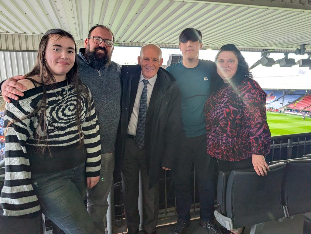 wendymurphymufc's tweet image. Great experience last night ,we watched the @CPFC @acffiorentina match in the executive box,great game enjoyed with no stress being a neutral,icing on the cake was meeting the legend Steve Coppell #familytime #football #legends