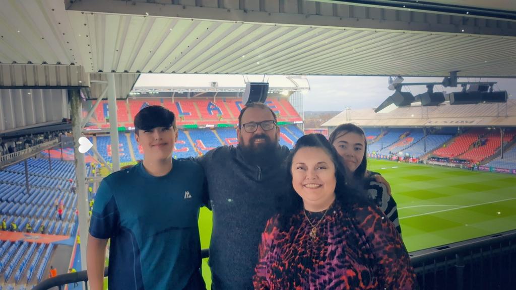 wendymurphymufc's tweet image. Great experience last night ,we watched the @CPFC @acffiorentina match in the executive box,great game enjoyed with no stress being a neutral,icing on the cake was meeting the legend Steve Coppell #familytime #football #legends