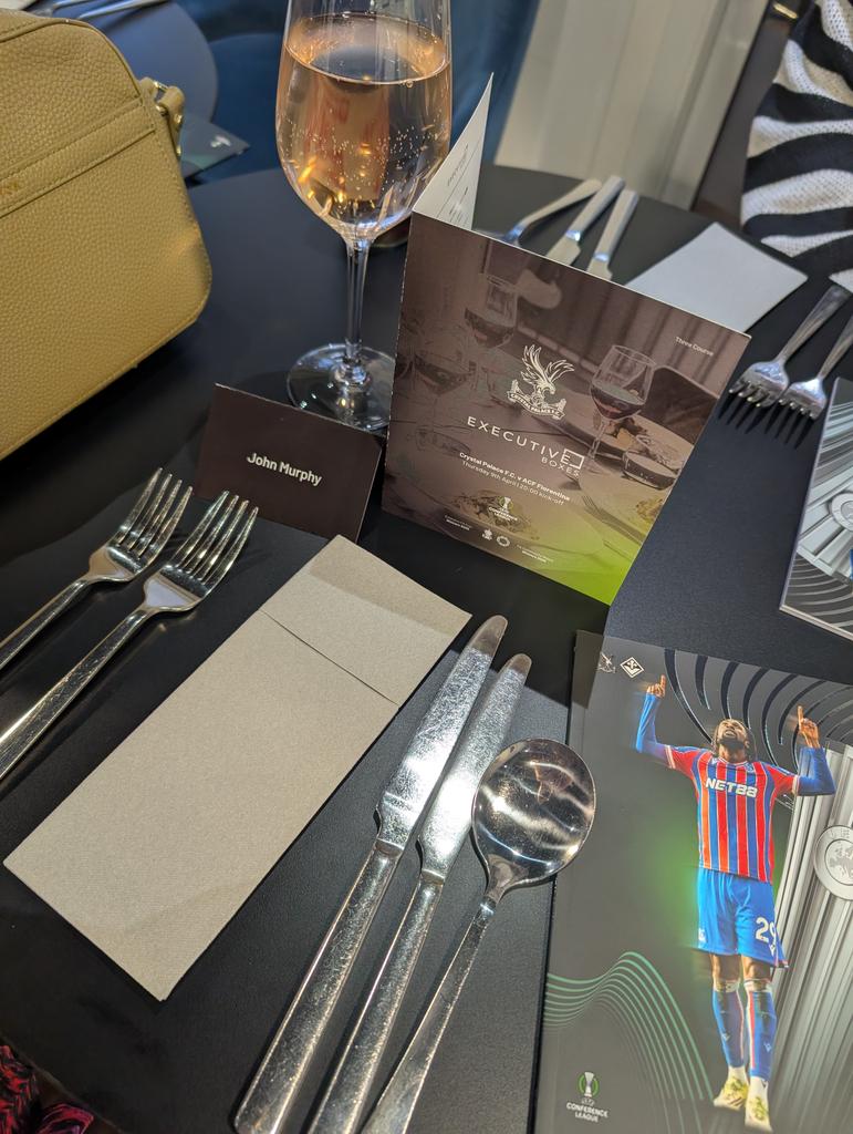 wendymurphymufc's tweet image. Great experience last night ,we watched the @CPFC @acffiorentina match in the executive box,great game enjoyed with no stress being a neutral,icing on the cake was meeting the legend Steve Coppell #familytime #football #legends