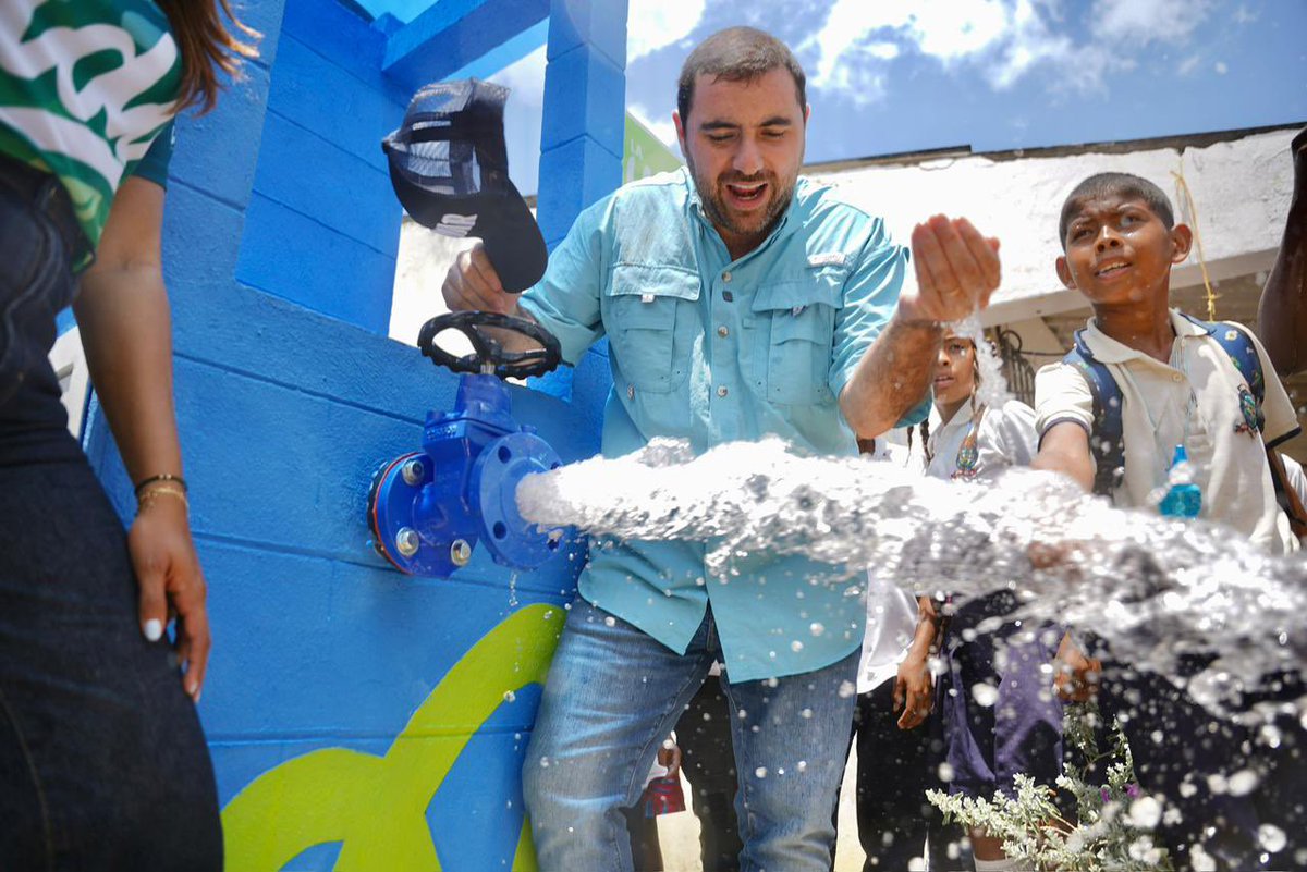 YamilHAranaP's tweet photo. La alegría llegó a Santo Domingo de Meza, La Unión y El Milagro en forma de agua 💦 

Hoy cumplimos una promesa en estas comunidades de los Montes de María. Por fin cuentan con acueducto 🙌🏻
  
Un sistema que comprende dos tanques de almacenamiento, dos plantas de tratamiento, estación de bombeo, dos pozos profundos y mucho más. 

Eso no es todo: se abastecerá con energía solar.

No hay progreso sin servicios básicos. Por eso seguimos cerrando brechas sociales en Bolívar 🇱🇹