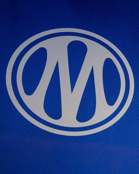 StatsFootStudio's tweet photo. 🔵⚪ L’OM vient de dévoiler le 12ᵉ logo de son histoire. 22 ans après son précédent.
À chaque changement, les supporters ont détesté. À chaque fois, ils ont fini par l’adopter.

Va-t-il porter chance ? Réponse ce soir contre Metz.

#OM #Ligue1 #OMMETZ #Marseille https://t.co/CSHVgiOMlC