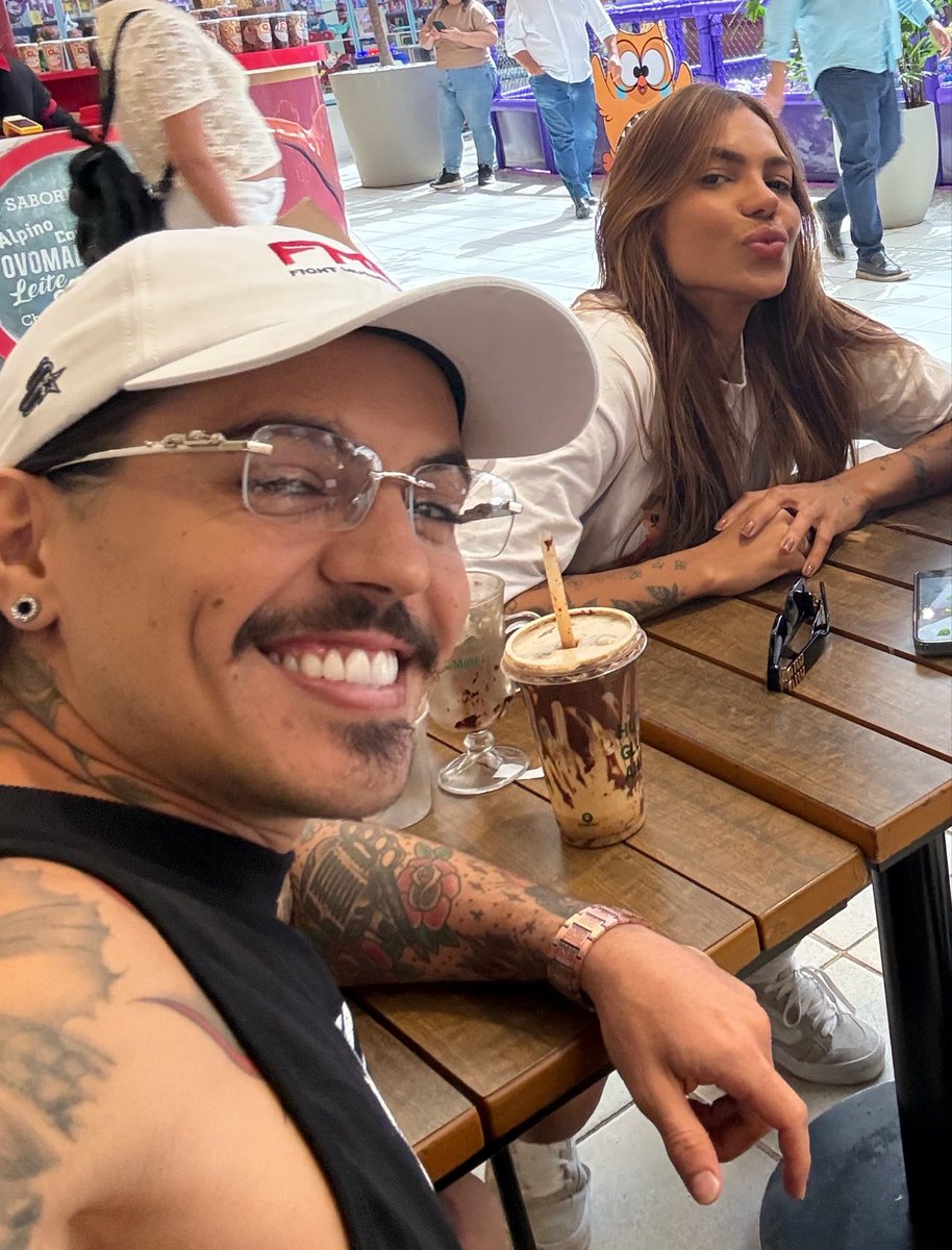 Biel's tweet photo. Sempre me perguntei se algum dia eu teria um relacionamento de pelo menos uns 5 anos… 

Será que a vontade não acaba? Não diminui? O “tesão”, a procura… 

E, muito mais importante que isso, será que o assunto não acaba? Será que as manias e os pequenos defeitos incorrigíveis não vão cansando o dia a dia? Enchendo o saco? 

Hoje eu tenho um de 6. Posso ser bem sincero?

Não. Eu também tenho pequenos defeitos incorrigíveis que podem vir a pesar o dia a dia. Manias, costumes, heranças de criação… A ilusão de quem procura o alguém perfeito é não lembrar que ele próprio também não é perfeito. E quando você enxerga isso, é como se ganhasse super poderes! 

Encontrar a pessoa certa, não a perfeita (porque ela não existe), é ceder por prazer. É entender o tempo do parceiro ou da parceira. É confiar de olhos fechados. É visualizar o que vocês poderiam ser juntos com a soma dos potenciais, não entrar numa competição e se destruirem enquanto a relação durar. É não frequentar rodinhas que não respeitem seu cônjuge ou sua relação. É não falar mal do seu parceiro/sua parceira. É exigir respeito com o nome dele/dela. 

E, posso falar? Dá uma segurança imensa! Eu saio de casa pros meus compromissos como se eu fosse o super man, não consigo explicar. Muita preocupação que muita gente tem, eu não tenho. A gente se encaixou e vive o propósito junto. Chega a me faltar palavras pra definir a sensação ainda. Eu só tenho 30 anos. E é como se eu já tivesse milhões de passos à frente por “simplesmente” já ter encontrado a minha alma gêmea. 

Eu te amo incondicionalmente, @eutaysreis