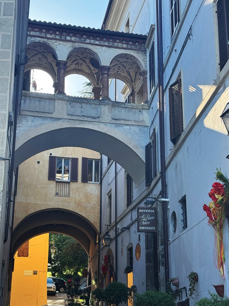 medii__aevi's tweet photo. Alcuni dettagli della bellissima Spoleto 🧡 https://t.co/Wwqh3dksx8