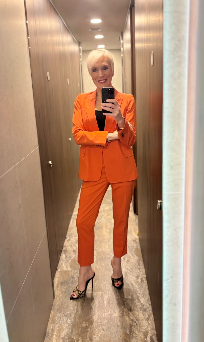 DawnNeesom's tweet image. After an exhausting day keeping me company @tomhfh is back @GBNews live 12-3am covering #ArtemisII re-entry🌕 Best join him as he he knows a LOT about rockets 🚀😬😂 #GBNews #NASA @NASAArtemis Meanwhile I'll see you all 12-3 Saturday 🧡