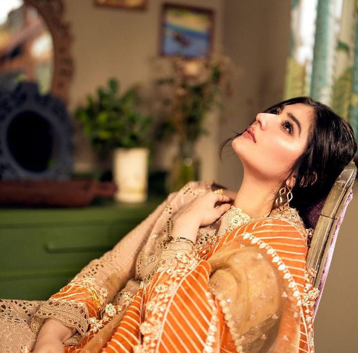 हो गया था कभी हम से जुर्म-ए-वफ़ा...
आज तक क़ैद-ए-ग़म से रिहाई नहीं...

~ Minal Sultan