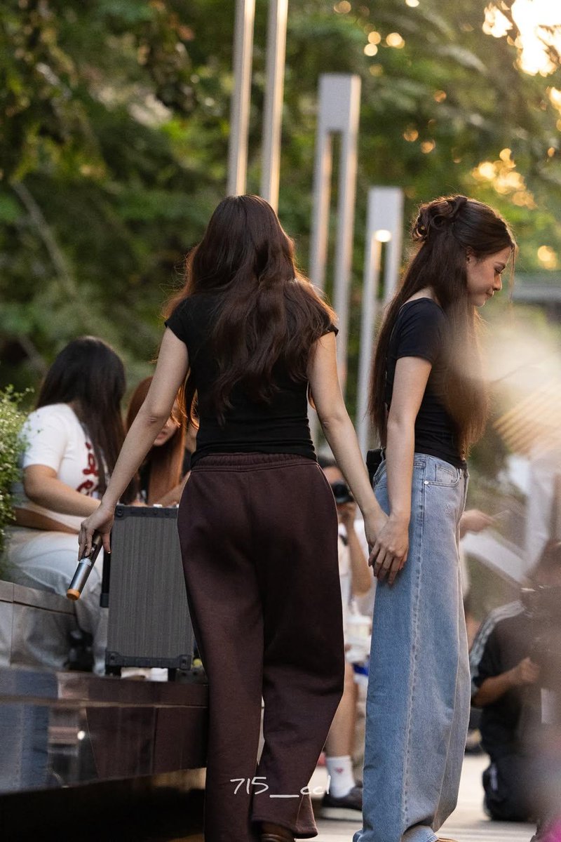 FreenBeckyLat's tweet photo. Ellas son bien sutiles 🤭
*nadie se dio cuenta* 

FB SONGKRAN WITH CTW
#CTWSongkran26xFreenBecky https://t.co/n6R5JVQd4U