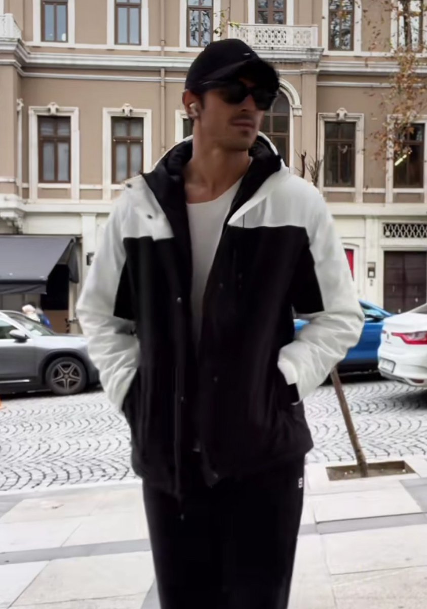 Meryturk_2442's tweet image. Were they MerTeş or EmSu 🤔😂
#Arafta | #MerTeş | #EmSu