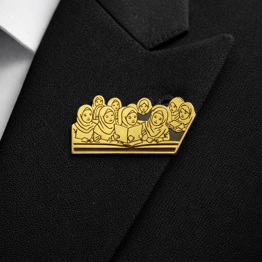 گروه مذاکره‌کننده، لطفاً سنجاق سینه «دختران عزیز مدرسه میناب» را بر روی سینه کت خود نصب کنند تا به‌عنوان نمادی از اراده و عزت، و بی گناهی ملت ایران در برابر دیدگان دشمن و جهان قرار گیرد.

#بابک‌زنجانی #دات‌وان