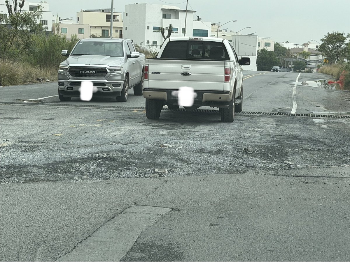 MarcedeG's tweet photo. @mtygob 2 semanas y no pudieron terminar este desastre, el lunes reanudan clases y dejaron lo que se puede usar de calle llena de baches. Esto será un caos el lunes si no hacen algo para que lo arreglen @Mty_Leones https://t.co/3TOLV6asdM