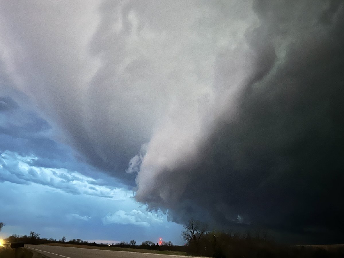 ColtForney's tweet photo. A few more shots from yesterday’s chase from Greenleaf to Olsburg, KS. #kswx https://t.co/b52P3Jlb1x