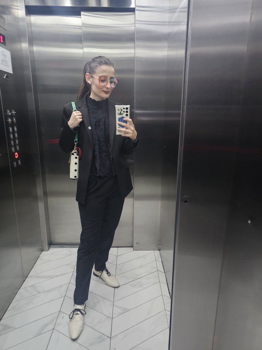 Las mujeres también vestimos de traje.