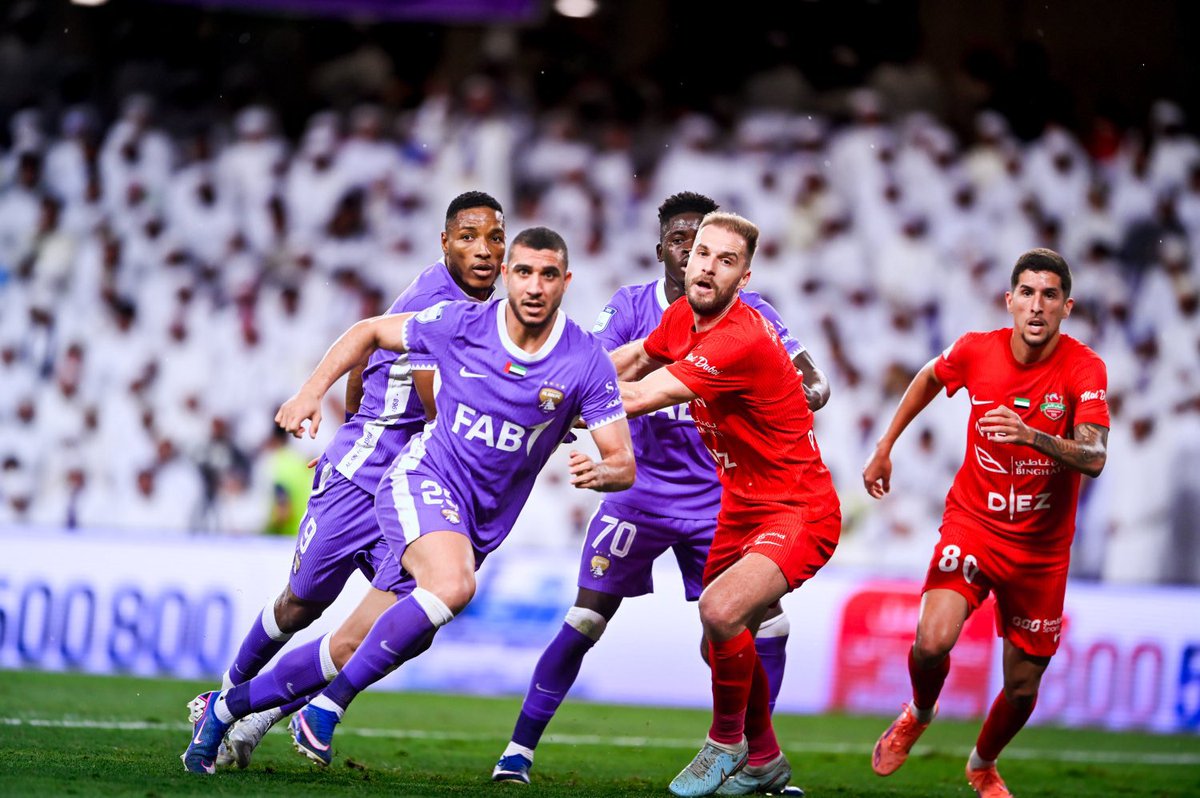 كلاسيكو الامارات بين نادي العين و شباب الأهلي انتهى بفوز الزعيم 3-2 ، أجمل كلاسيكو عربي للموسم الحالي على كل المستويات لطالما كانت المواجهات سابقا مثيرة ، ليال بنفسجية تشتعل شغفا، وأخرى حمراء تنبض كبرياء، حيث لا مكان إلا لمن يكتب اسمه في ذاكرة الجماهير.
هناك، بين تمريرةٍ تحكي