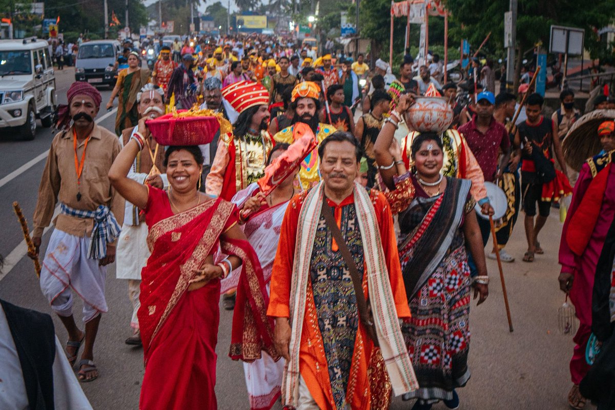Culturedeptt's tweet image. ଓଡ଼ିଆ ଅସ୍ମିତାର ମହାପର୍ବ 'ଓଡ଼ିଆ ପକ୍ଷ' ପାଳନ ଅବସରରେ ଆଜି ପୁରୀ ଜିଲ୍ଲାର ପିପିଲି ଠାରେ ରାଜ୍ୟ ସ୍ତରୀୟ "ଲୋକକଳା ପାଇଁ ଦିନଟିଏ" ଉତ୍ସବ ଅନୁଷ୍ଠିତ ହୋଇଯାଇଛି। ​ରାଜ୍ୟର କୋଣ ଅନୁକୋଣରୁ ଆସିଥିବା ପ୍ରାୟ ୮୦ରୁ ଉର୍ଦ୍ଧ୍ୱ ସାଂସ୍କୃତିକ ଦଳ ଏହି କାର୍ଯ୍ୟକ୍ରମରେ ଅଂଶଗ୍ରହଣ କରିଥିଲେ। 
#OdiaPakhya2026 #ଓଡ଼ିଆପକ୍ଷ୨୦୨୬ #culture